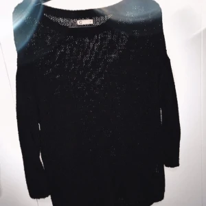 - Virkad tunn svart tröja men lite kortare ärmar. I mycket fin skick! 
Köparen står för frakten! 