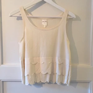  - 
Vit ärmlös blus från Monki. Superfin med vågad kant nedtill. Aldrig använd och i perfekt skick.