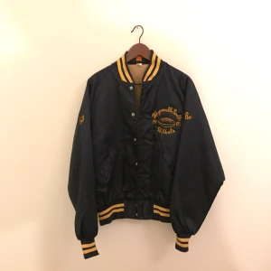  - Fin mörkblå vintage baseball jacka som är lite "fodrad" med gula detaljer (-:  Bra skick! 