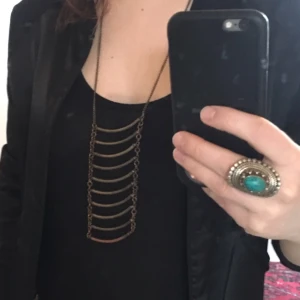  - Halsband från Urban outfitters. Ej reglerbar. Ej äkta, något kopparfärgad (se bild 2) Köparen betalar porto. Har Svisch. 