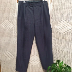  - Gråa kostymbyxor kommer lastat 🍕   High waisted är dem och väldigt luftiga. Dragkedja och knäppe framtill med fina detaljer.   FRI FRAKT 💌   ❗FÖREDRAR SWISH ❗