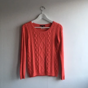  - Korallfärgad virkad tröja!