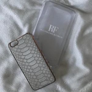  - iPhone 6/6S skal från Richmond & Finch, i fint skick dock lite nött vid kanterna. Säljer för 100kr.