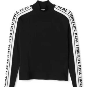  - Polotröja i viskos från weekday, strl S. 