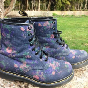  - Blå blommiga docs, använda men i bra skick!