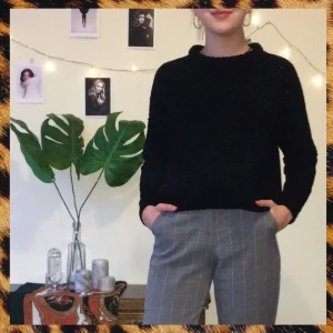  - Supersnygg tröja från h&m! Stickad i velvet-material, faller asfint och är mjuk och gosig :) Den är i väldigt bra skick, i princip som ny! 