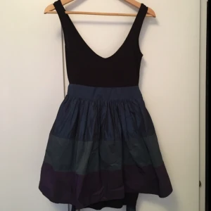  - Jättefin söt klänning från Topshop med en underkjol som sitter tight och skyddar då kjolen är väldigt fin och fluffig.