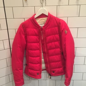  - Midjekort röd dunjacka från Moncler som passar både för skidbacken och på stan. Storlek 3 i deras storlekar, ca 36/38 i svensk storlek.

Inköpt på ABCD Fashion på Jakobsbergsgatan i Stockholm för cirka tre år sedan. Endast använd 7-8 ggr och därför i mycket gott skick.

Skickar gärna fler bilder vid behov.