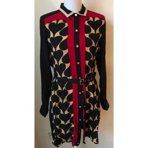  - Vacker silkesklänning från Diane von Furstenberg, använd 1 gång. US size 12. Svensk storlek 42