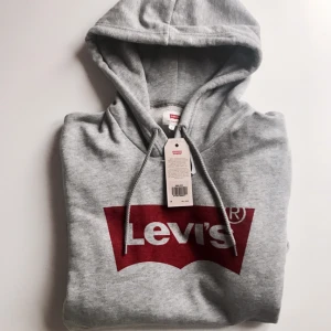  - Grå Levis hoodie (äkta), beställd från Urban Outfitters! Helt ny, oanvänd med prislapp kvar! Säljes pga inte kan skicka tillbaka plagget längre.. 
Nypris 550kr!
För fler bilder eller frågor kan man kontakta mig i chatten! 
Kan fraktas! ✨