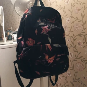  - En aldrig använd Vans-ryggsäck köpt på stadium! 

Kan mötas upp i Stockholm men annars fungerar frakt och då får portot diskuteras! 