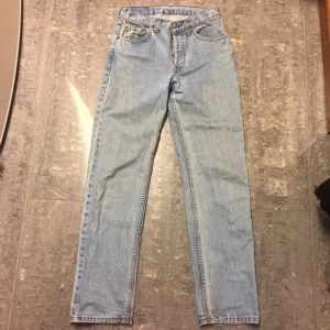  - Levis jeans från 80-talet. Ser nästan oanvända ut. Lite slitet på ena fickan men absolut inget en tänker på! Knäppning istället för dragkedja. 