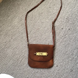  - Väska second hand ! Inte Moschino men väldigt fin kopia :) har 5 fack