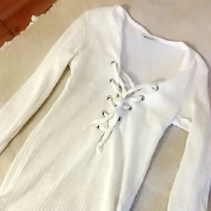  - Populär vit och snörad tröja som köptes på gina i våras, använd minst 3 gånger. Frakt tillkommer! 👏 