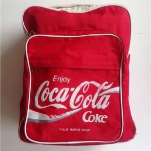  - skönt använd ryggsäck, 80's retro, coca cola, termoshållare i stora facket ca mått: 40x30x20 cm liten slitning samt bläckfläck som bör gå att sy ihop/tvätta bort.