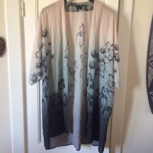  - Vacker kimono från h&m! Knappt använd.