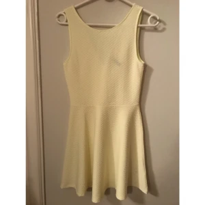  - Vår och Sommarklänning, nyskick. Är 38 men bedömer att den mer passar en 36:small 