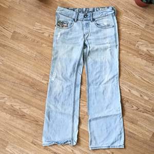 Diesel jeans, 27 x 32 lång. Aldrig använda! Perfekt skick som nya.   Lite faded whitewash denim. De är typ Bootcut stil.
