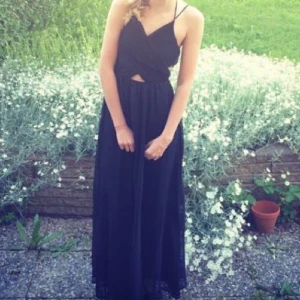  - Säljer min balklänning som jag använt endast en gång. Som ny<33