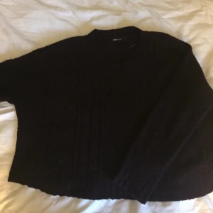  - Mörklila stickad tröja, strl S. 40 kr