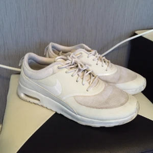  - Nike Air Max Thea •  Använda och lite skitiga men ingenting inte lite vanish kan fixa •  Kan postas men köparen står för frakten • Finns i Hbg/Klippan