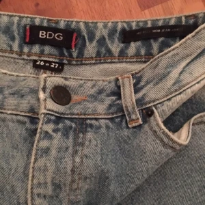  - Hela jeans med hög midja, tyvärr inte min storlek! Går att snygga till och klippa i om man känner för det :) Köpare betalar frakt, alternativt möts upp i Stockholm! 