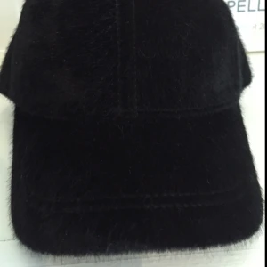  - Svart, lurvig/hårig keps från Monki, aldrig använd. One size. 