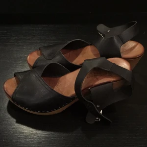  - Sandaletter med klack i äkta skinn, Mohino. Träskoliknande style. Mycket bekväma att gå i. 