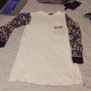  - Jättefin tröja i modell längre (tänk Justin Bieber) som är i nyskick. 

Jag kan frakta eller mötas upp. Vid frakt står köparen för porto. 
Pris kan diskuteras vid snabb affär.

