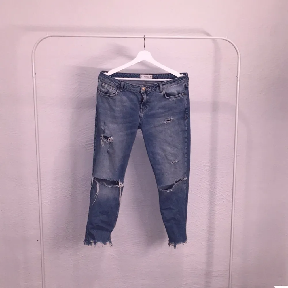 Snygga girlfriend/boyfriend slitna jeans från mango! Låg midja och bra skick
Hör av dig vid frågor! ☺️. Jeans & Byxor.