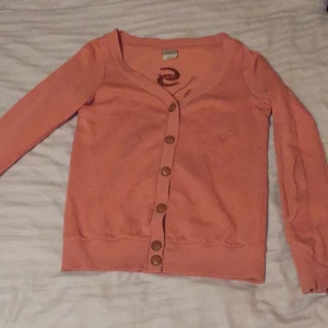  - Jättefin mörkare nudefärgad tröja från wesc som är i superfint skick, aldrig använd.

Jag kan frakta eller mötas upp. Vid frakt står köparen för porto. 
Pris kan diskuteras vid snabb affär.

