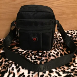  - A small black purse for every day use, very good n clean condition. Smoke and animal free. 