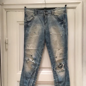  - Säljer ett par jeans till dam från H&M, storlek 30. Säljes för 100 kr. 👖 Skickas, köparen står för frakten 💌