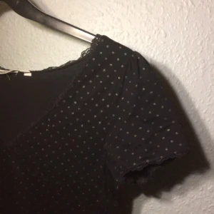  - Från H&M en vanlig ganska basic men ändå snygg klänning med små glittrande prickar på, finns en liten spets rand på den vid armarna och slutet på klänningen. V-ringning. Formar sig efter kroppen🍃