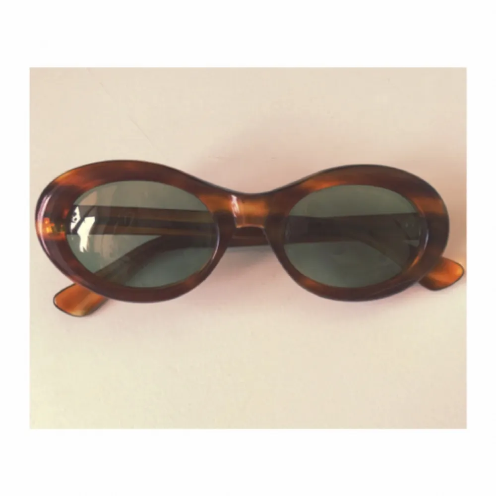 Vintage sunglasses that will keep you safe in the summer and make you look like you belong in a 60's french movie.. Accessoarer.