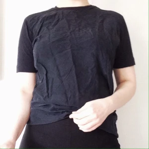  - T-shirt från Whyred med siden på framsidan och bomull på baksida och ärmar. Passar en XS/S.  Skickar mot fraktkostnad.