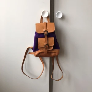  - Jättesöt mini-ryggsäck i äkta läder! Köpt på secondhand! Aldrig använd!  