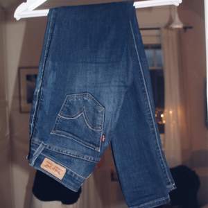 Snygga Levis jeans, stretchiga så jag som i vanlig fall har 27 i midjan kan ha dessa jeans. Kan skickas, frakt betalas av köparen. 