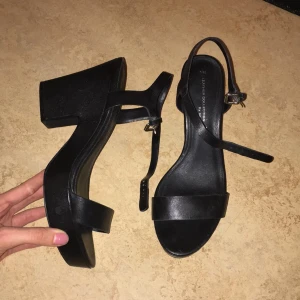  - Klackskor från Next. Väldigt bekväma klackar, känns knappt som man går i klackar när man har dem på sig. Klackhöjd: ca 10 cm