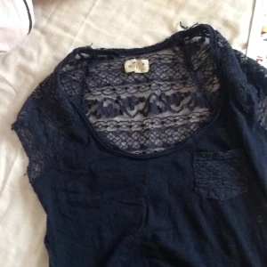  - En marinblå t-shirt med en öppen spetsrygg!