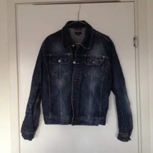 Asfrän jeansjacka, knappt använd. - Asfrän jeansjacka, knappt använd.