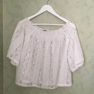  - Spetstop från gina. Den gör sig inte till rätta på en galge, utan den ska liksom sitta runt axlarna som på sista bilden! Frakt tillkommer!