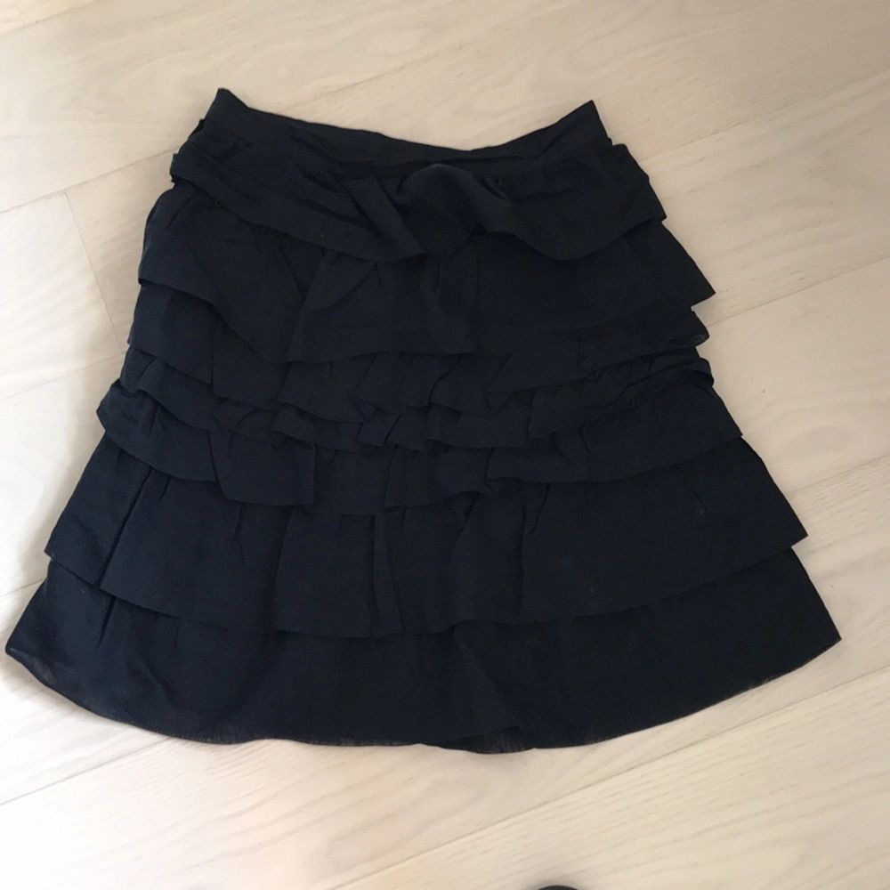 Fin kjol från H&M. Fint skick. Färgen är marinblå. 55% bomull 45% Silke Ordinarie pros 399kr  Frakt tillkommer . Kjolar.