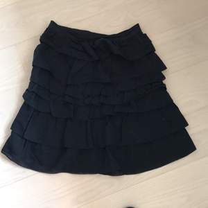 Fin kjol från H&M. Fint skick. Färgen är marinblå. 55% bomull 45% Silke Ordinarie pros 399kr  Frakt tillkommer 