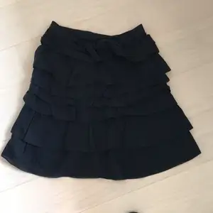 Fin kjol från H&M. Fint skick. Färgen är marinblå. 55% bomull 45% Silke Ordinarie pros 399kr  Frakt tillkommer 