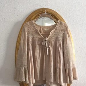  - Fin beige Odd Molly blus. Storlek 1 ca 36-38. Lite blekt på insidan, därav det låga priset.  Nypris 1200kr. Kan mötas upp i Göteborg.  Prut-bart vid snabb affär 