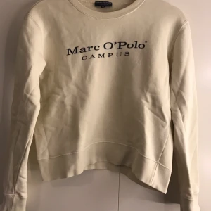  - Marco poloswearshirt köpt på second hand. Off white och knappt använd, väldigt liten i Strl så passar snarare en XS/S. Snygg till blå slitna jeans! 