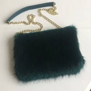  - Jättefin oanvänd väska i mörkgrön fuskpäls med guldig kedja ✨