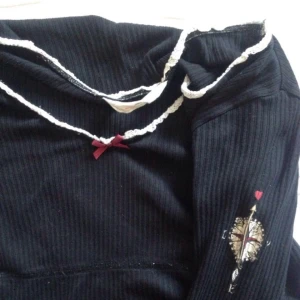  - Odd molly tröja med cirka tre år på nacken, gott som ny, dock är den använd. Storlek 2/ Medium.  Jag tar betalt via swish, pris varierar beroende på om du vill betala frakt själv. Pris: 500-300 kr cirka! 