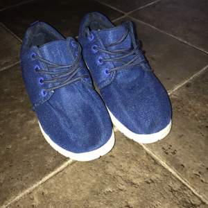 Ett par blåa skor från Tunisien, knappt använda men när jag prövat dom va dom sköna ! 
